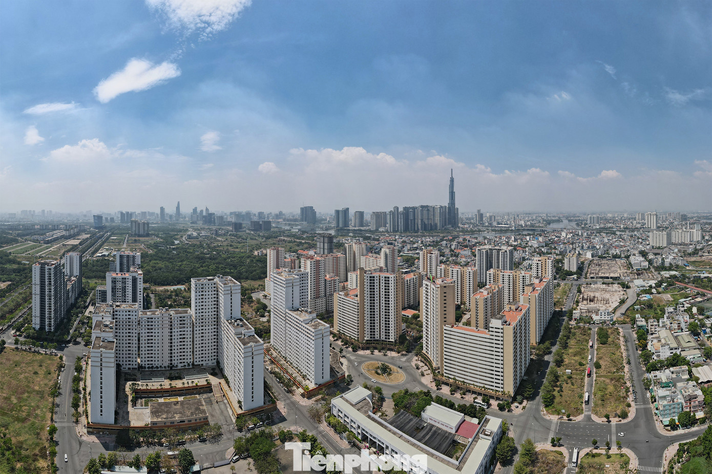 Mới đây, lãnh đạo UBND TPHCM đã tổ chức cuộc họp, lắng nghe kế hoạch chi tiết các thủ tục tiến hành tổ chức đấu giá các lô đất và 3.790 căn hộ chung cư thuộc Khu tái định cư Bình Khánh. Với diện tích 38,4 ha, quy mô tổng thể bao gồm hơn 12.000 căn hộ, khu tái định cư Bình Khánh được xây dựng kể từ năm 2013 và hoàn thành vào năm 2015. Dự án thực hiện nhằm phục vụ tái định cư tại chỗ cho các hộ dân thuộc 5 phường trung tâm của Khu đô thị mới Thủ Thiêm.