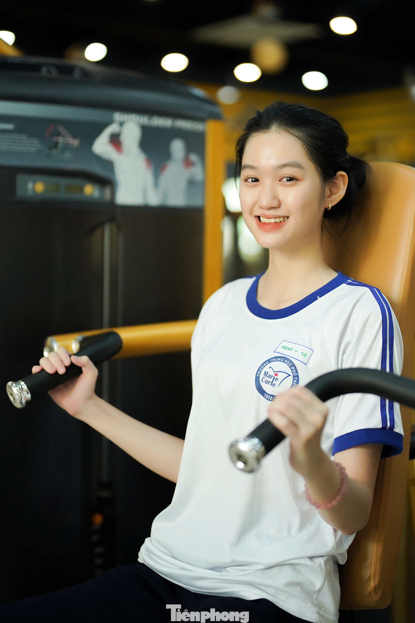 Khánh Linh, học sinh lớp 10D7 bày tỏ niềm vui và sự thích thú khi đến với lớp học GYM. "Đây là buổi thứ 2 em được học GYM. Ở buổi đầu tiên, em về kể với gia đình và mọi người tỏ ra rất bất ngờ, thậm chí là ngưỡng mộ vì trường em quá "sang, chảnh". Em cảm thấy rất vui và bổ ích vì có thêm nhiều kiến thức để rèn luyện sức khỏe.", Khánh Linh chia sẻ.