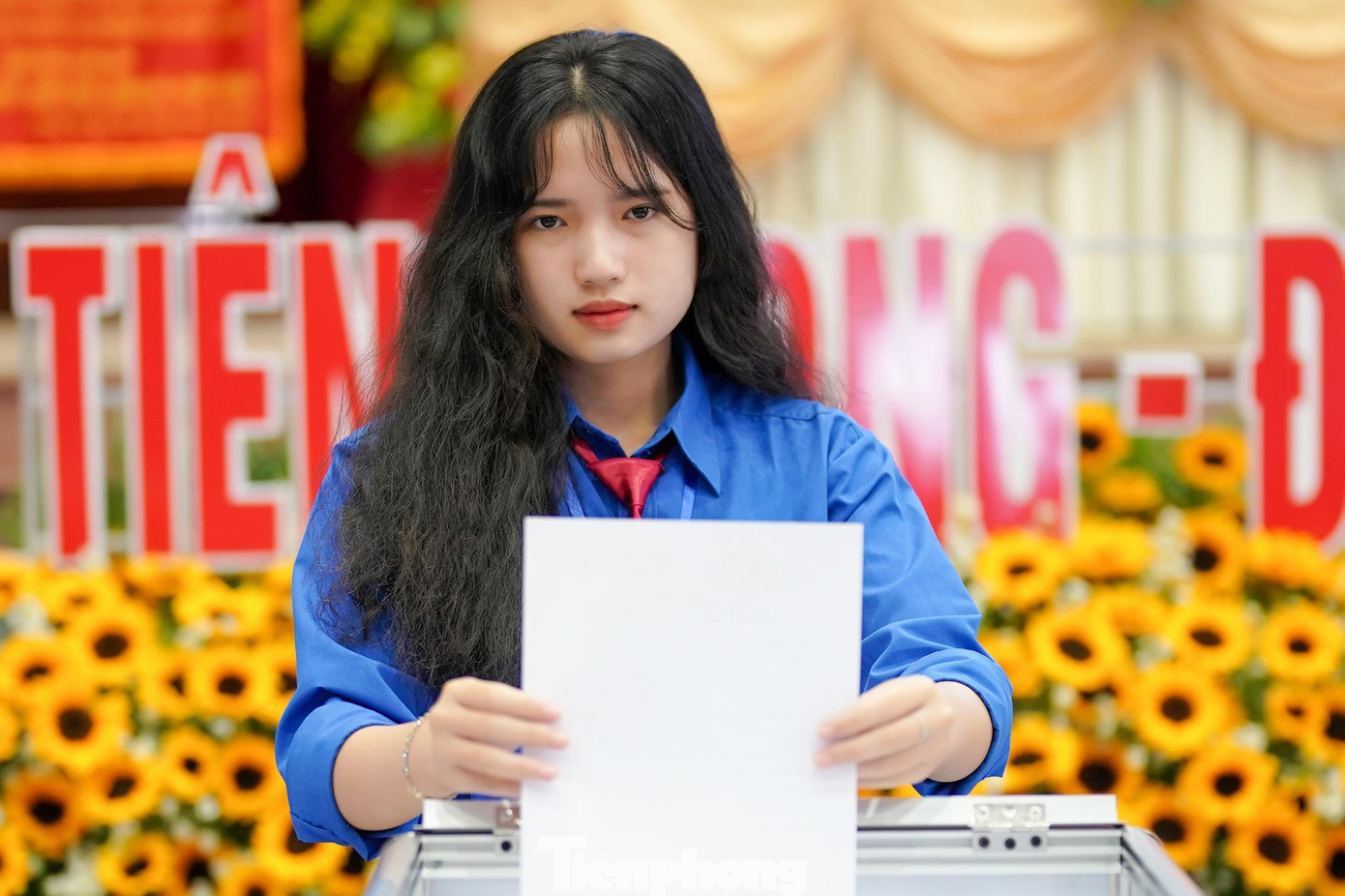 Là học sinh của lớp 12 chuyên Văn trường THPT Chuyên Long An, đoàn viên Nguyễn Thị Kim Ngọc có thành tích học tập đáng nể, từng đạt giải Khuyến khích cuộc thi chọn Học sinh giỏi quốc gia THPT 2021-2022. Kim Ngọc tự hào khi lần đầu tiên được thực hiện quyền bỏ lá phiếu trong kỳ Đại hội 5 năm một lần.