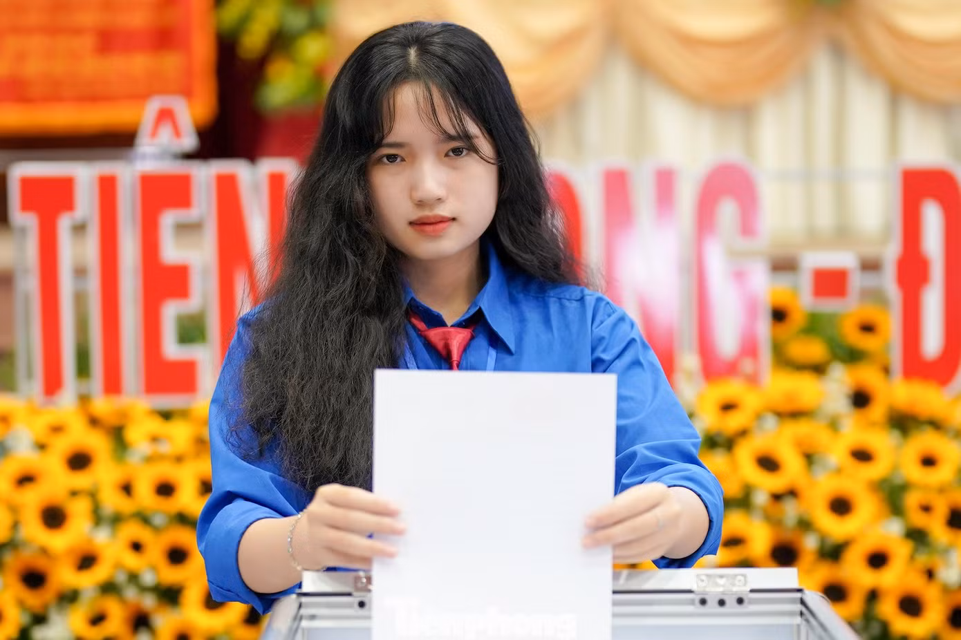 Là học sinh của lớp 12 chuyên Văn trường THPT Chuyên Long An, đoàn viên Nguyễn Thị Kim Ngọc có thành tích học tập đáng nể, từng đạt giải Khuyến khích cuộc thi chọn Học sinh giỏi quốc gia THPT 2021-2022. Kim Ngọc tự hào khi lần đầu tiên được thực hiện quyền bỏ lá phiếu trong kỳ Đại hội 5 năm một lần.