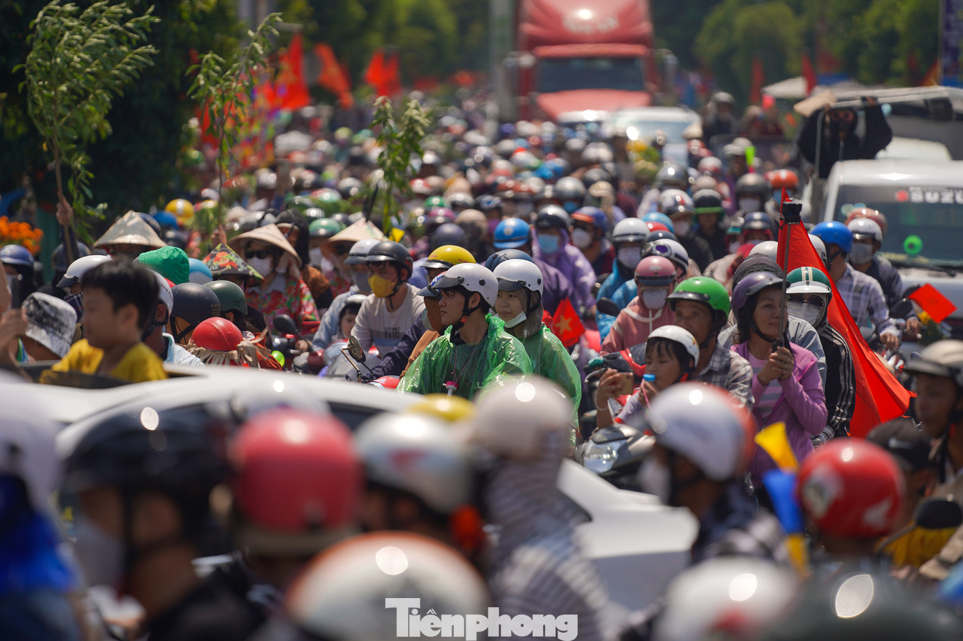 Trong ngày lễ chính sẽ có nghi thức Chiêu U (triệu hồi cô hồn vất vưởng, các vong linh ma quỷ để chúng không làm hại con người và cầu an cho bá tánh, làng xóm). Người dân tham gia rước lễ đi dọc các tuyến đường của thị trấn với nhiều kiểu hoá trang ma mị.