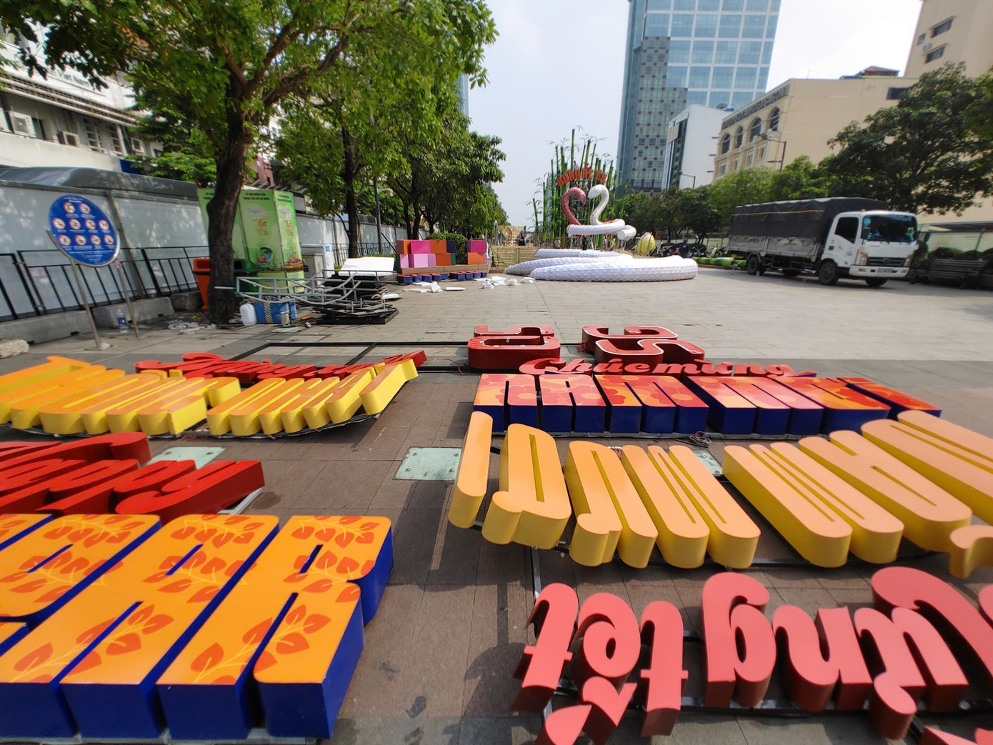 Đường hoa Ất Tỵ với nhiều linh vật đan xen các tiểu cảnh, hứa hẹn mang lại màu sắc tươi mới, hiện đại, thu hút người dân và du khách đến tham quan.