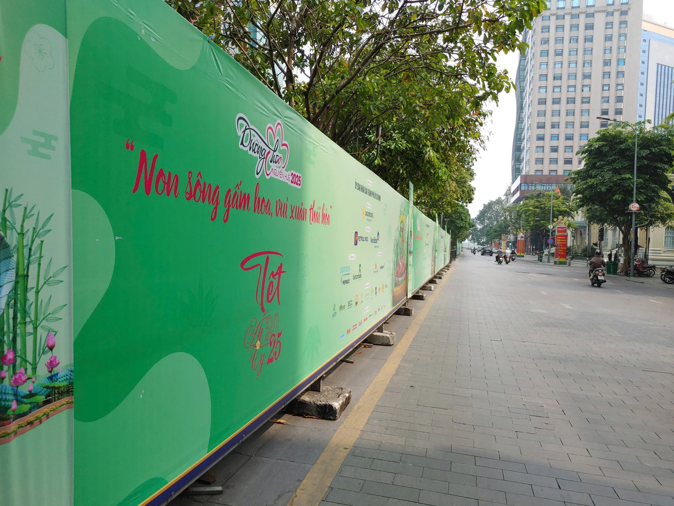 Dọc theo tuyến đường Nguyễn Huệ, các tấm tranh cổ động đã được dựng lên.