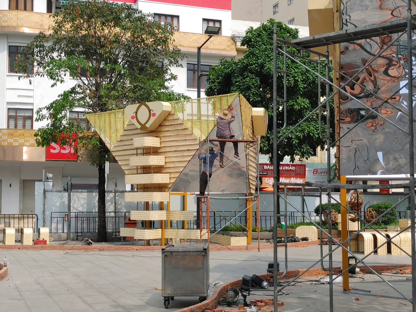 Các chú rắn linh vật đầy màu sắc chờ ngày rộn ràng đón chào du khách đến tham quan, thưởng ngoạn.