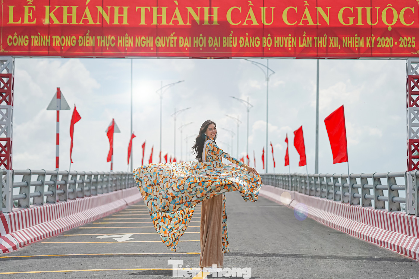 Hoa khôi sông Vàm - Diễm Trinh thả dáng trên cầu Cần Giuộc trước giờ thông xe. Hoa khôi sông Vàm - Diễm Trinh thả dáng trên cầu Cần Giuộc trước giờ thông xe.