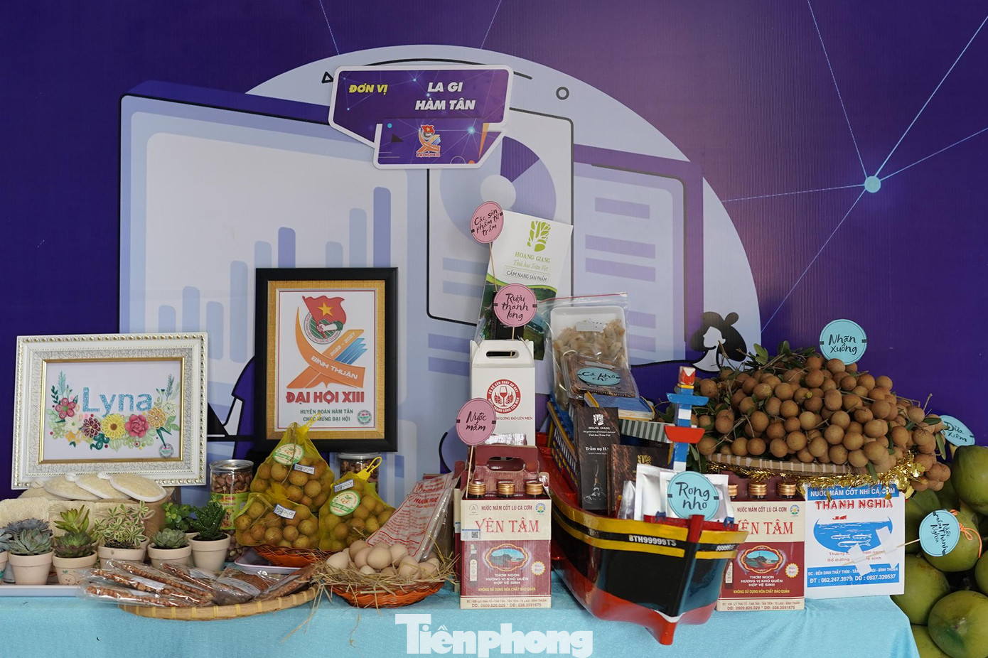 Khá bắt mắt với gian hàng của Thị xã La Gi và huyện Hàm Tân.