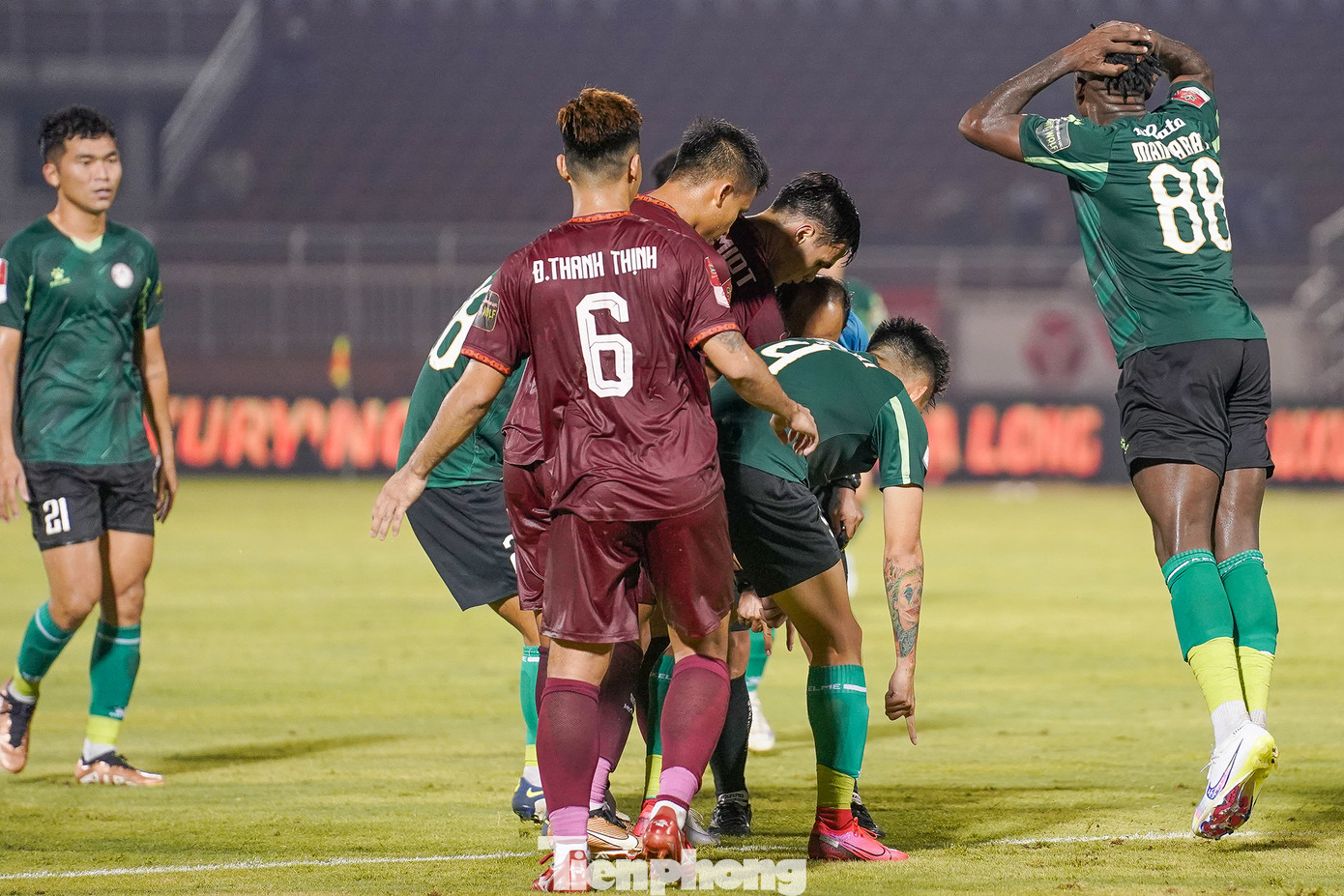 Ban đầu, trọng tài chính Vũ Nguyên Vũ cho TPHCM hưởng quả phạt trực tiếp vì cho rằng cầu thủ Bình Định phạm lỗi ngoài vòng cấm. Ban đầu, trọng tài chính Vũ Nguyên Vũ cho TPHCM hưởng quả phạt trực tiếp vì cho rằng cầu thủ Bình Định phạm lỗi ngoài vòng cấm.