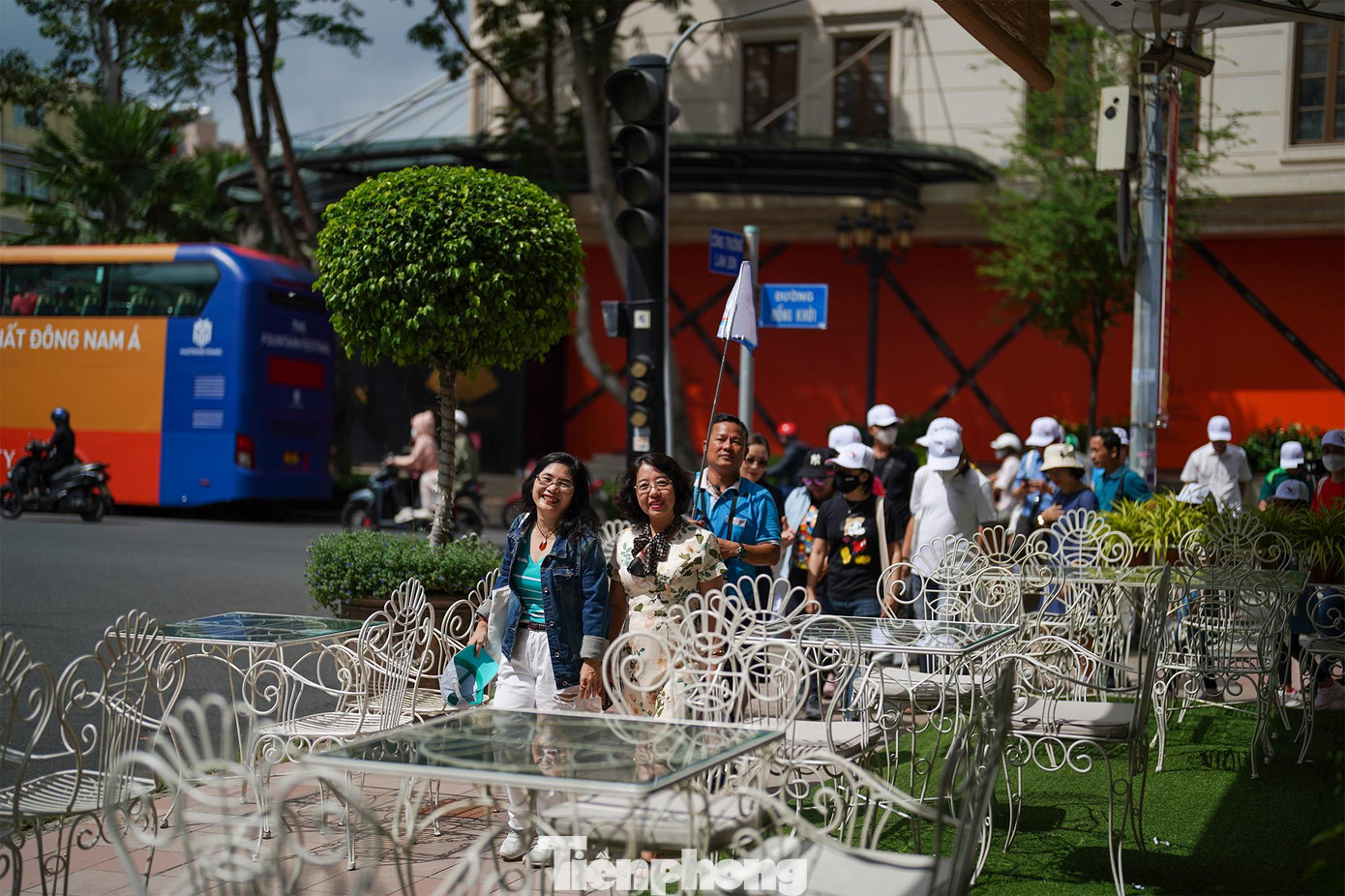 Vòng qua ngã tư Đồng Khởi- Công trường Lam Sơn, du khách sẽ đi ngang qua nhà hàng của khách sạn Continental Sài Gòn. Khách sạn này càng thêm nổi tiếng khi xuất hiện trong một số cảnh quay chính bộ phim "Đông Dương" của đạo diễn Wargnier. Phim được công chiếu trên toàn thế giới vào năm 1992, đoạt hai giải thưởng điện ảnh lớn là Oscar và Quả Cầu Vàng.