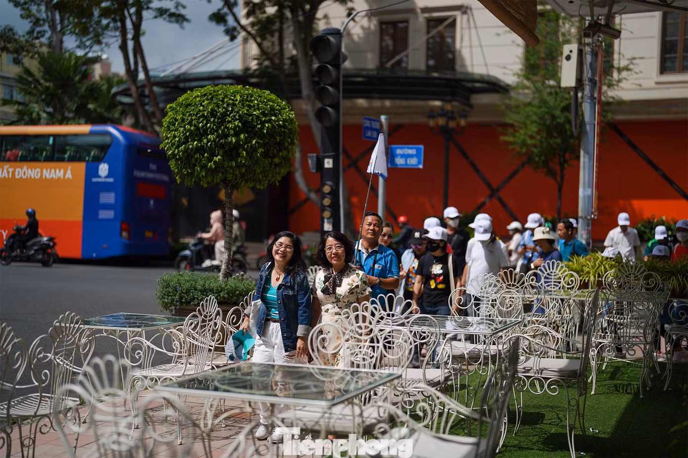Vòng qua ngã tư Đồng Khởi- Công trường Lam Sơn, du khách sẽ đi ngang qua nhà hàng của khách sạn Continental Sài Gòn. Khách sạn này càng thêm nổi tiếng khi xuất hiện trong một số cảnh quay chính bộ phim "Đông Dương" của đạo diễn Wargnier. Phim được công chiếu trên toàn thế giới vào năm 1992, đoạt hai giải thưởng điện ảnh lớn là Oscar và Quả Cầu Vàng.