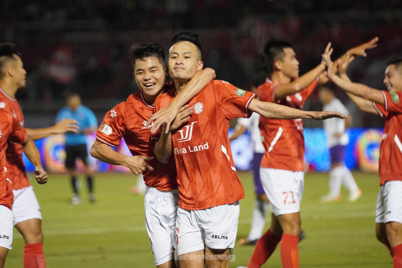 Huy Toàn trở thành người hùng đội chủ sân Thống Nhất phút 61. Huy Toàn trở thành người hùng đội chủ sân Thống Nhất phút 61.