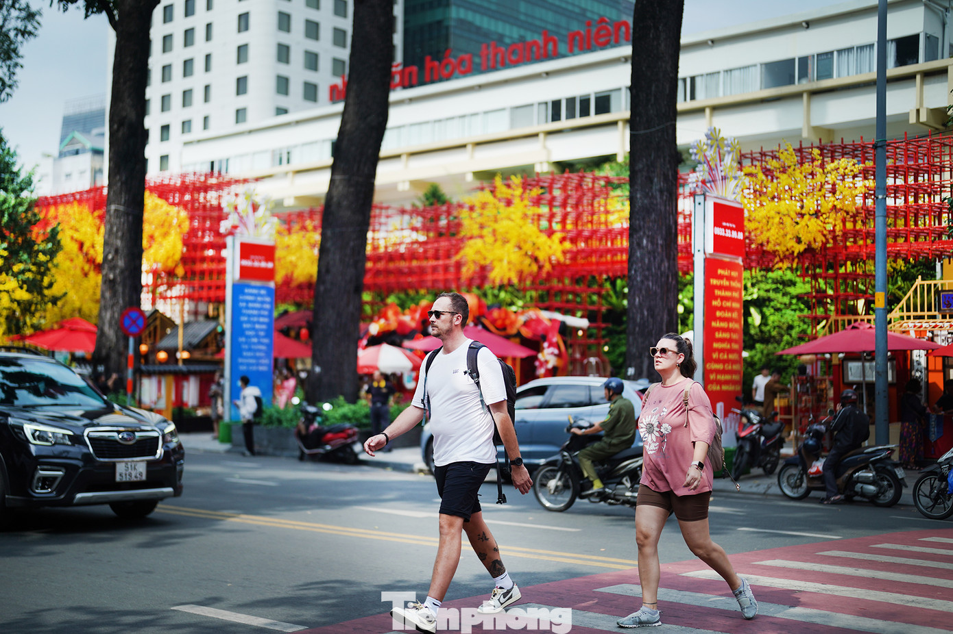 Nhà văn hóa Thanh Niên (Đường Phạm Ngọc Thạch) rợp sắc đỏ với lễ hội Tết Việt.