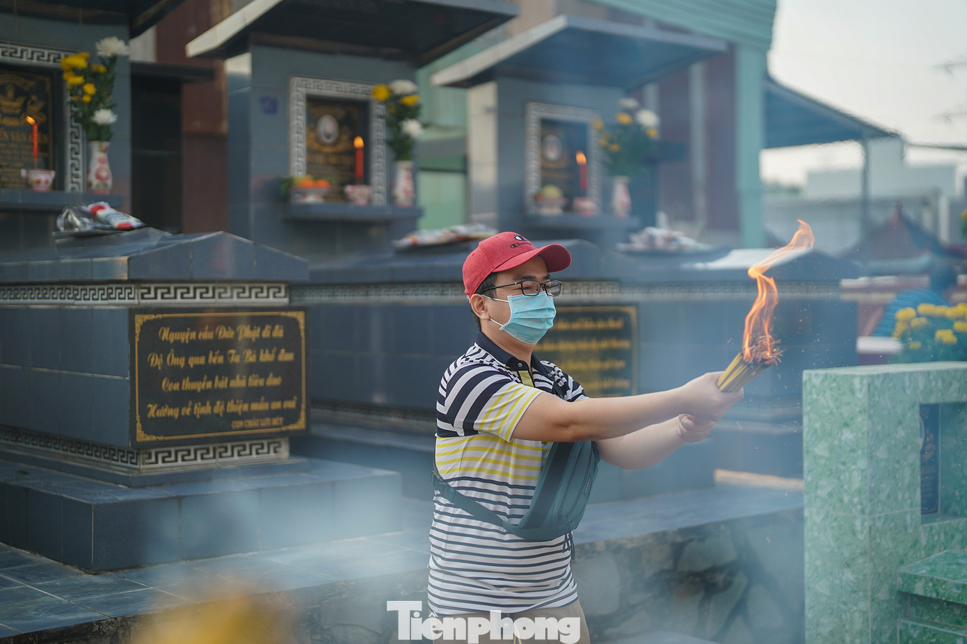 Là một sỹ quan quân đội, những ngày cận Tết khá bận bịu, anh Thành Công vẫn cố gắng thu xếp về tảo mộ ông bà cùng mẹ và em gái. Là một sỹ quan quân đội, những ngày cận Tết khá bận bịu, anh Thành Công vẫn cố gắng thu xếp về tảo mộ ông bà cùng mẹ và em gái.