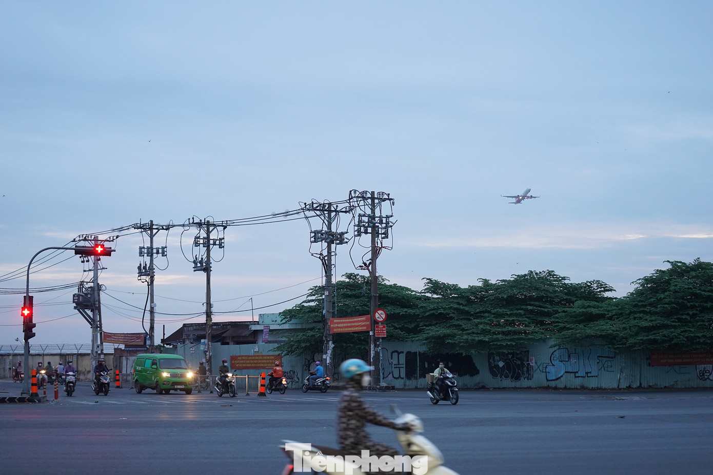 6h30, ngã ba Tân Sơn (tiếp giáp quận 12 - quận Tân Bình - quận Gò Vấp) hằng ngày có lưu lượng phương tiện dày đặc, nhưng sáng đầu năm mới 2023 vô cùng thông thoáng.