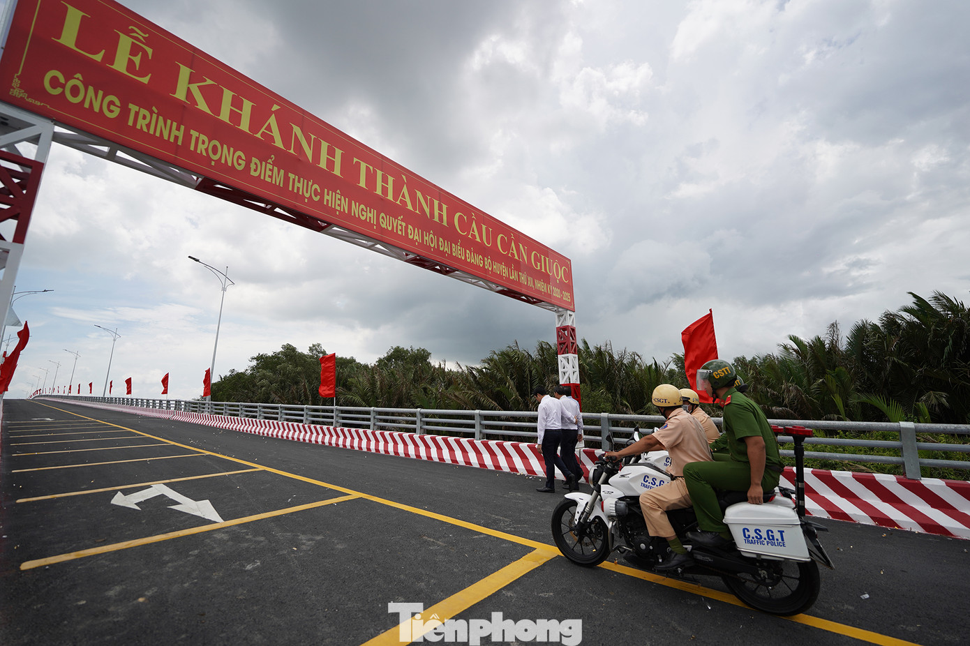 Cầu bắc qua sông Cần Giuộc giúp kết nối và phá thế độc đạo giao thông bằng đường bộ giữa khu vực vùng thượng và vùng hạ của huyện Cần Giuộc Cầu bắc qua sông Cần Giuộc giúp kết nối và phá thế độc đạo giao thông bằng đường bộ giữa khu vực vùng thượng và vùng hạ của huyện Cần Giuộc