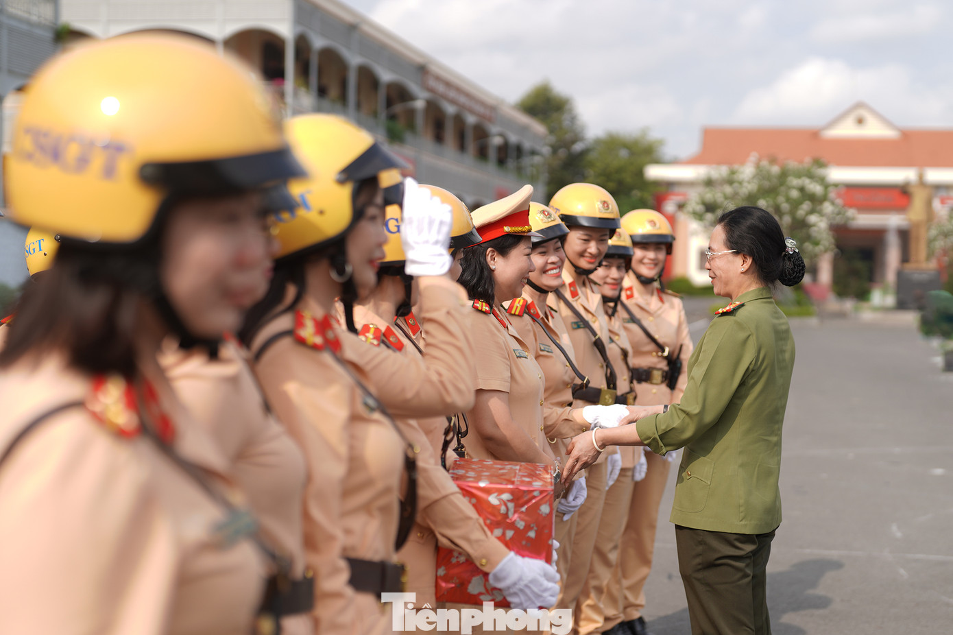 Nhân kỷ niệm 78 năm Ngày Thành lập lực lượng CSGT (21/2/1946 - 21/2/2024), Hội Phụ nữ Công an TPHCM gửi lời chúc mừng đến cán bộ, chiến sĩ Phòng Cảnh sát Giao thông Công an thành phố. Thượng tá Nguyễn Thị Hạnh - Trưởng ban Ban Phụ nữ Công an TPHCM đã đến nơi tập luyện để thăm và động viên các nữ cán bộ, nhân viên CSGT nỗ lực hoàn thành tốt nhiệm vụ được giao. Nhân kỷ niệm 78 năm Ngày Thành lập lực lượng CSGT (21/2/1946 - 21/2/2024), Hội Phụ nữ Công an TPHCM gửi lời chúc mừng đến cán bộ, chiến sĩ Phòng Cảnh sát Giao thông Công an thành phố. Thượng tá Nguyễn Thị Hạnh - Trưởng ban Ban Phụ nữ Công an TPHCM đã đến nơi tập luyện để thăm và động viên các nữ cán bộ, nhân viên CSGT nỗ lực hoàn thành tốt nhiệm vụ được giao.