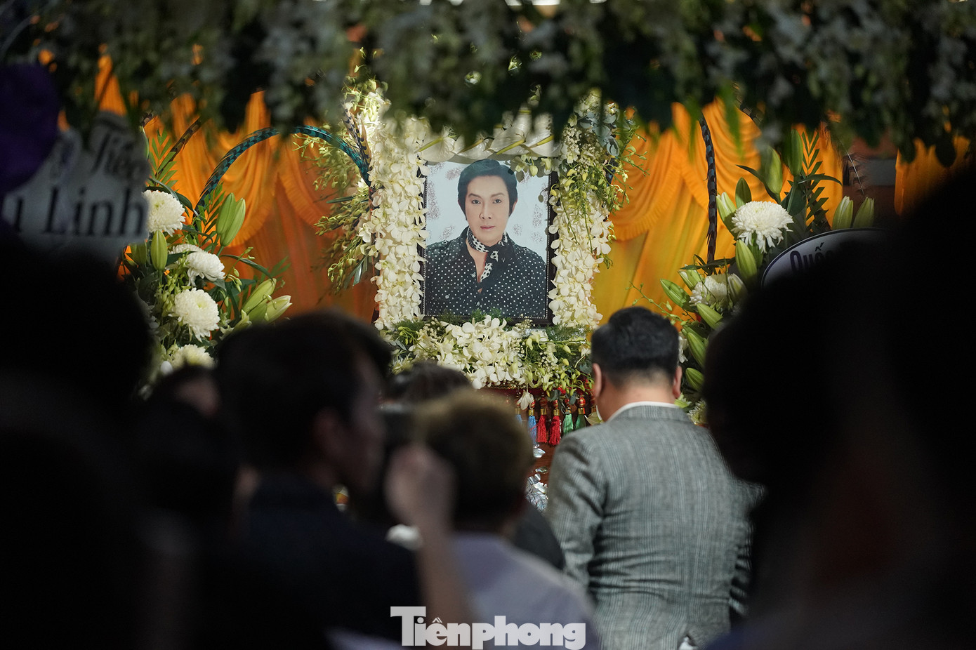 Tang lễ NSƯT Vũ Linh diễn ra tại nhà riêng ở quận Phú Nhuận, TPHCM. Gia đình, bạn bè và đồng nghiệp thương xót cho sự ra của ông hoàng cải lương Hồ Quảng sau thời gian chống chọi bạo bệnh.