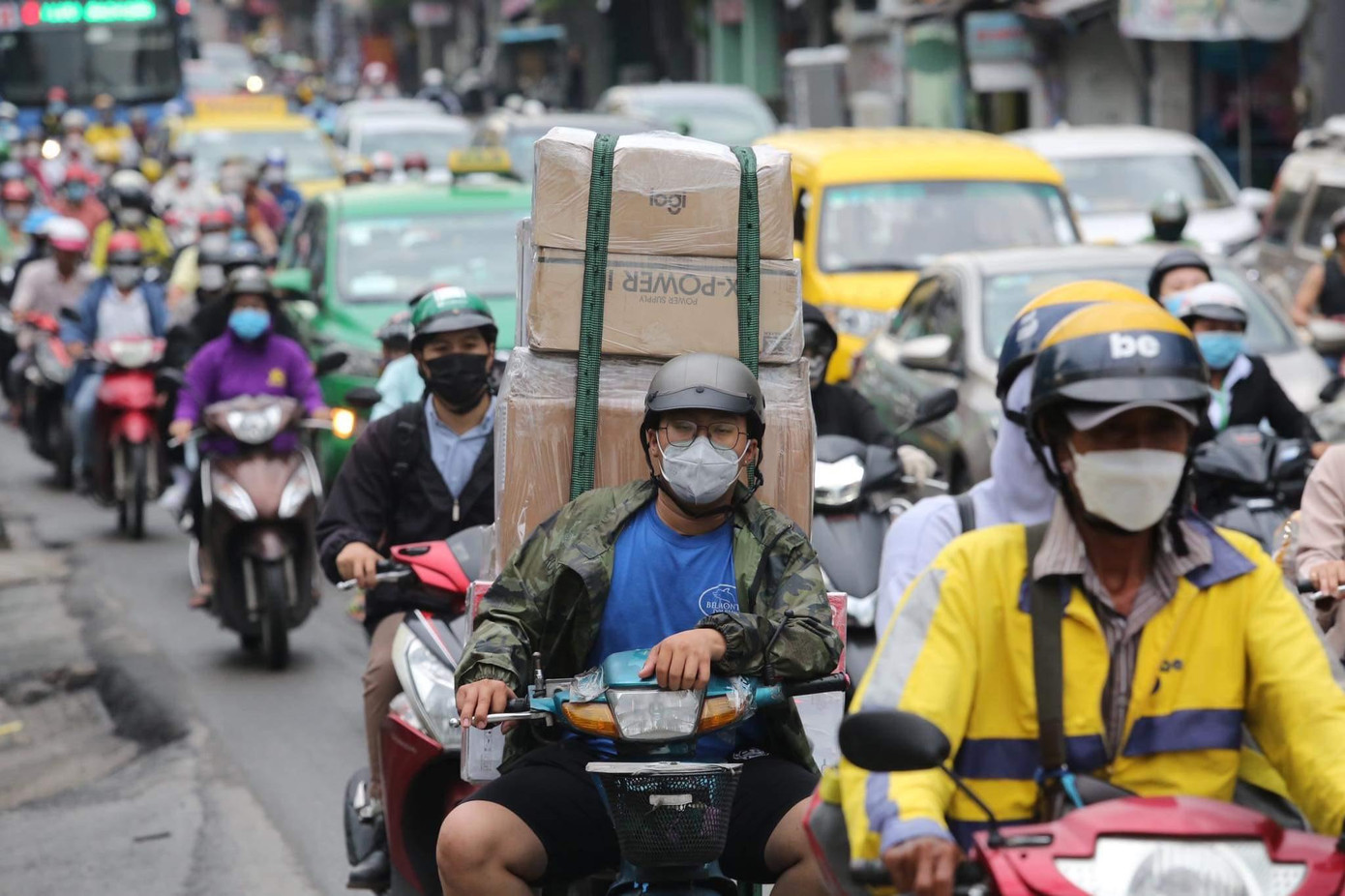 Một người giao hàng uể oải khi mắc vào dòng phương tiện.