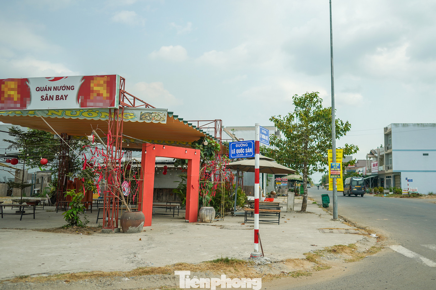 Một cơ sở kinh doanh ăn uống tại góc ngã tư Lê Quốc Sản-Lý Thường Kiệt, bên trong khu đô thị sân bay.