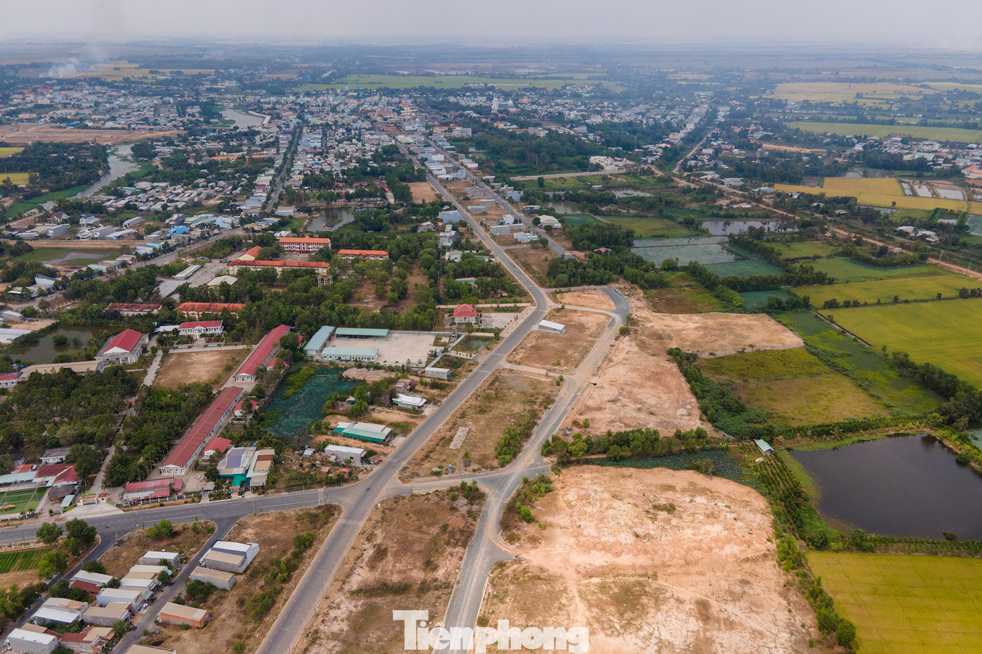 Theo kết luận thanh tra, dự án Khu đô thị sân bay phê duyệt quy hoạch chi tiết tại Quyết định số 1351 (ngày 15/5/2014) của UBND TX. Kiến Tường, chủ đầu tư có dành quỹ đất để đầu tư xây dựng nhà ở xã hội nhưng không đủ diện tích theo quy định là 20% tổng diện tích đất ở để xây dựng nhà ở xã hội (dành 16.446m2/735.460m2, chiếm 2,24% tổng diện tích gần 150.000m2 đất để xây dựng nhà ở xã hội).