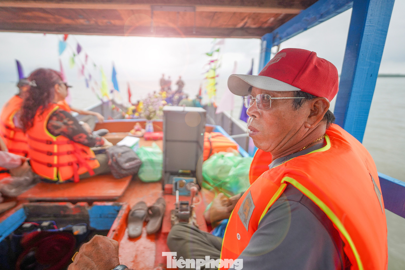 "Tôi đã lái ghe nghinh được 10 năm lễ hội. Người dân nơi đây tin tưởng vào Ông lắm. Mùa này thường có mưa bão nhưng thời điểm đi nghinh là trời êm, biển lặn. Năm nay nhạn biển còn về nhiều hơn. Người ta gọi nó là chim báo bão nhưng tôi thấy nếu nhìn theo mặt tích cực thì có nhạn biển là... có cá. Ngư dân nơi đây thường đánh bắt gần nên thấy nhạn biển có thể đoán luồng cá", ông Võ Văn Sáu (68 tuổi, thuyền trưởng ghe nghinh Ông) cho hay. "Tôi đã lái ghe nghinh được 10 năm lễ hội. Người dân nơi đây tin tưởng vào Ông lắm. Mùa này thường có mưa bão nhưng thời điểm đi nghinh là trời êm, biển lặn. Năm nay nhạn biển còn về nhiều hơn. Người ta gọi nó là chim báo bão nhưng tôi thấy nếu nhìn theo mặt tích cực thì có nhạn biển là... có cá. Ngư dân nơi đây thường đánh bắt gần nên thấy nhạn biển có thể đoán luồng cá", ông Võ Văn Sáu (68 tuổi, thuyền trưởng ghe nghinh Ông) cho hay.
