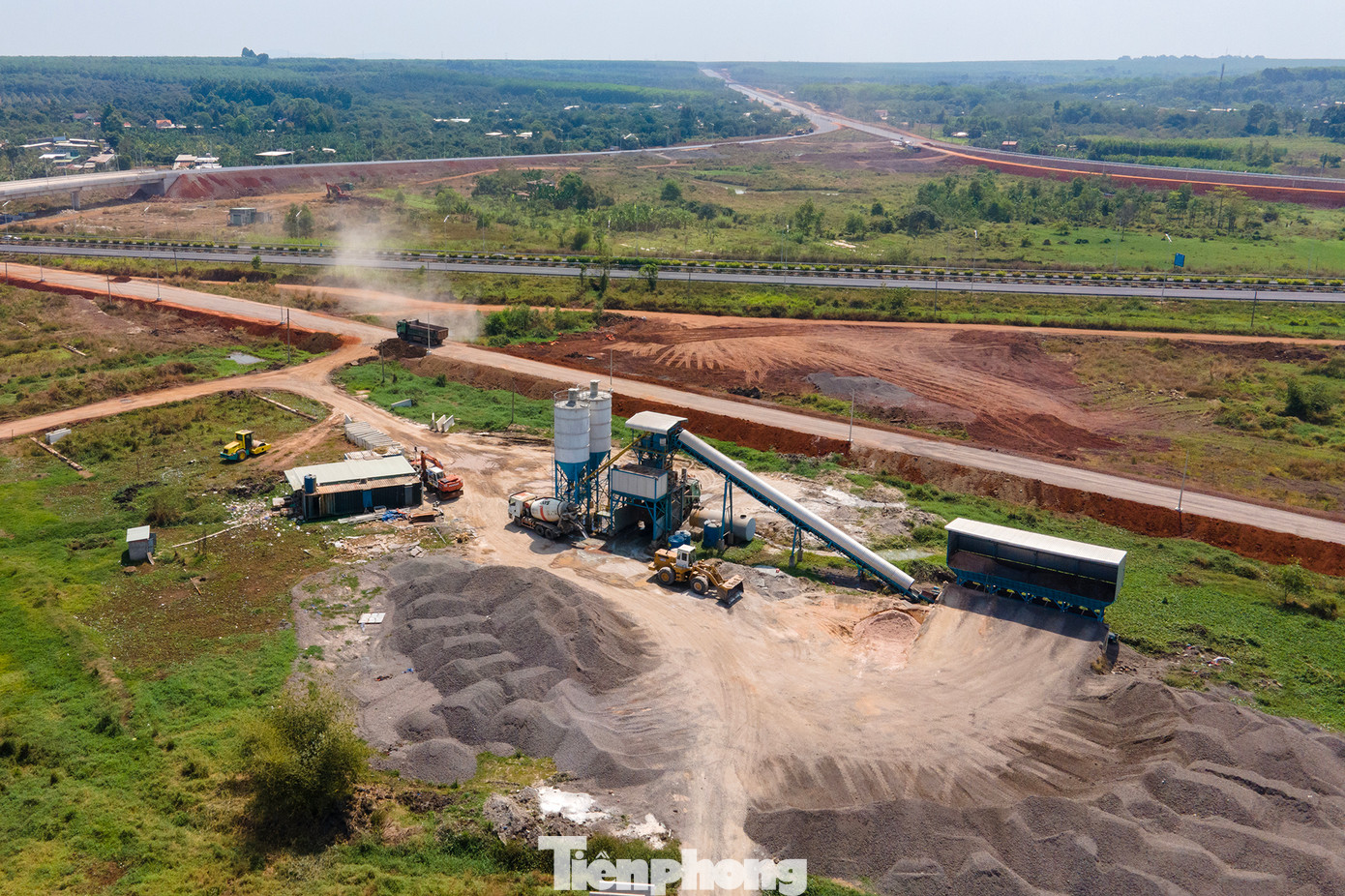 Theo Ban quản lý dự án đường cao tốc Dầu Giây - Phan Thiết, hiện khối lượng công trình đạt hơn 80%. Tuyến chính đã xong toàn bộ phần nền đường đến hết lớp móng cấp phối đá dăm gia cố xi măng.