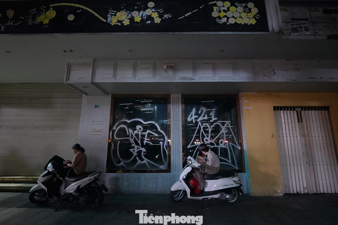 Đường Nguyễn Huệ hiện có một số mặt bằng ngưng giao dịch cho thuê vì liên quan đến bà Trương Mỹ Lan, bị cáo trong vụ đại án Vạn Thịnh Phát. Ban đêm có thể thấy rõ sự đối lập giữa những mặt bằng sầm uất và những mặt bằng cửa đóng then cài.