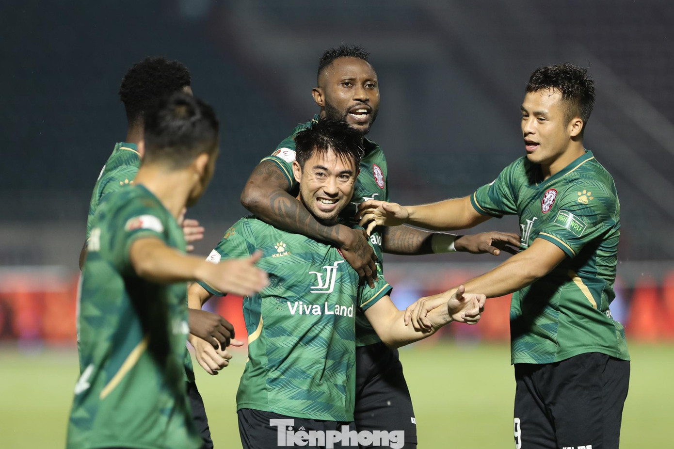 Ngay ở phút thứ 3, CLB TPHCM đã được trọng tài FIFA Hoàng Ngọc Hà cho hưởng quả phạt đền. Trung vệ Thái Bá Sang phạm lỗi lộ liễu với trung vệ Brendon Lucas trong vòng cấm địa. Lee Nguyễn là người thực hiện quả penalty thành công để giúp chủ nhà dẫn trước từ sớm.