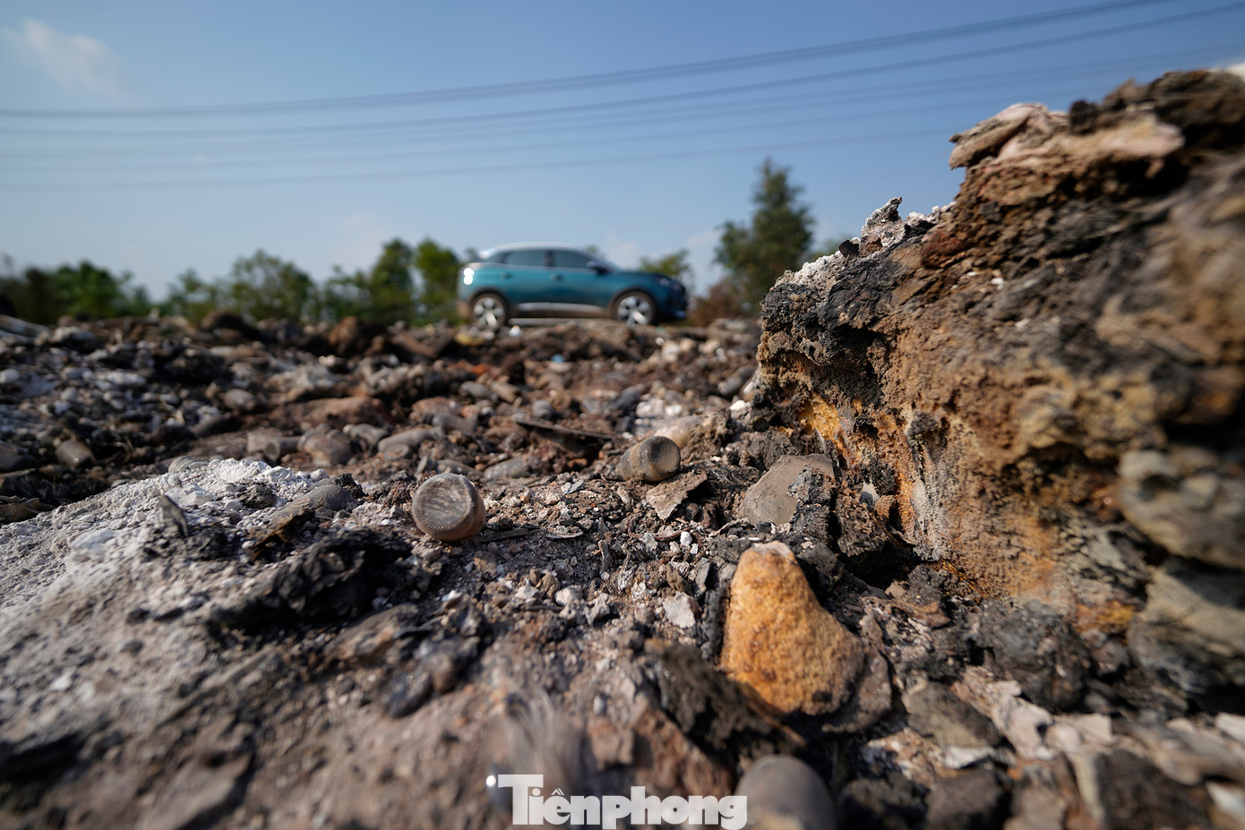 Một lớp dày mùn rác quện vào nhau sau khi được đốt.