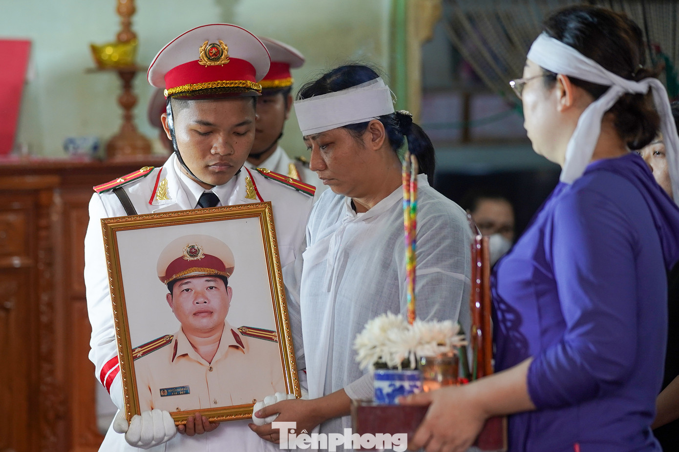 Chị Trần Thị Phương (đứng giữa, vợ của Trung tá Nguyễn Xuân Hào) gửi lời cám ơn đến các cấp lãnh đạo, người thân, quần chúng nhân dân đã đến thắp hương tiễn biệt chồng trong ngày tiễn đưa anh.