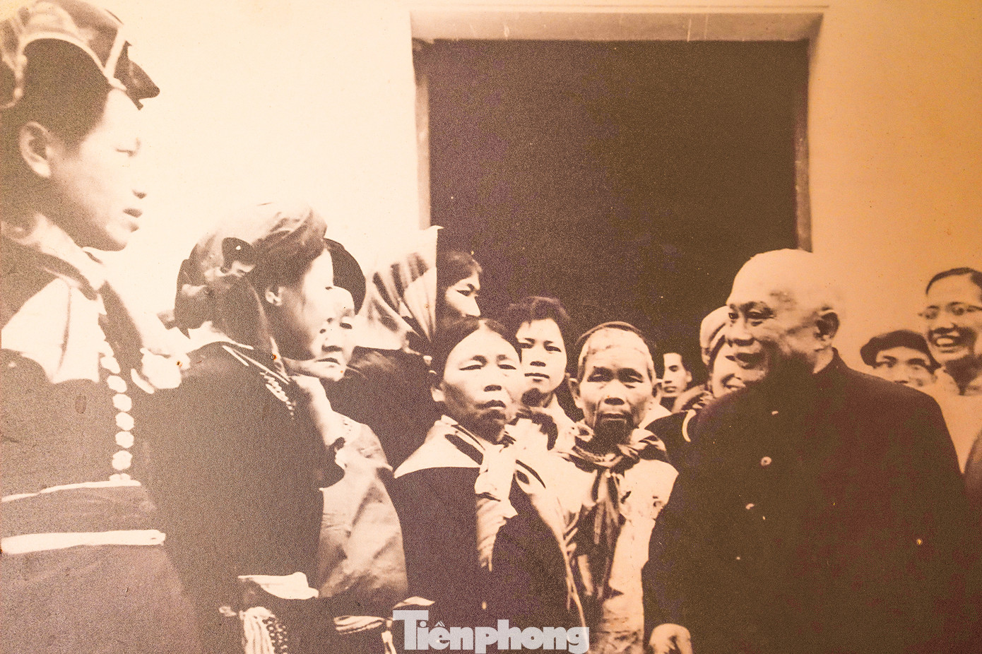 Chủ tịch nước Tôn Đức Thắng gặp gỡ đồng bào các dân tộc 1974.