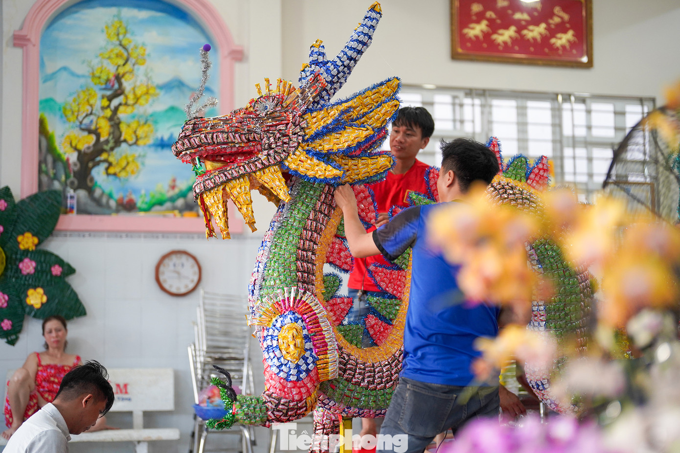 Năm nay, hộ anh Nguyễn Hoài Trung, ngụ KP 3, thị trấn Tầm Vu (huyện Châu Thành) bắt tay làm linh vật rồng bằng bánh kẹo từ mùng 6 Tết. Sau 8 ngày miệt mài với khoảng 5-7 nhân công, chú rồng hoàn thiện được khoảng 90%.