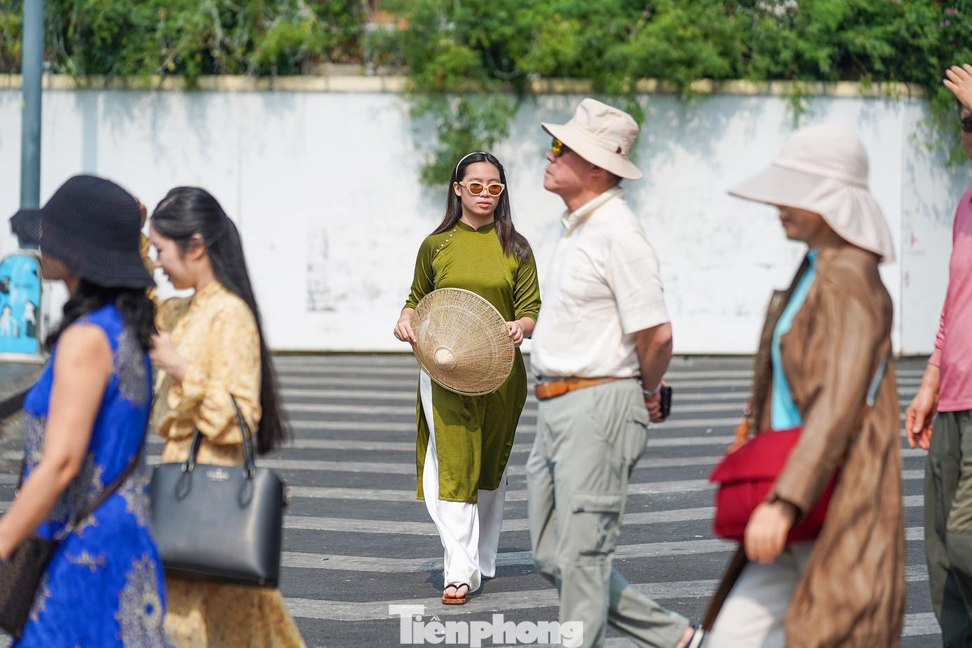 Cô gái 14 tuổi ấn tượng khi TPHCM đón nhiều khách du lịch đến từ các quốc gia.