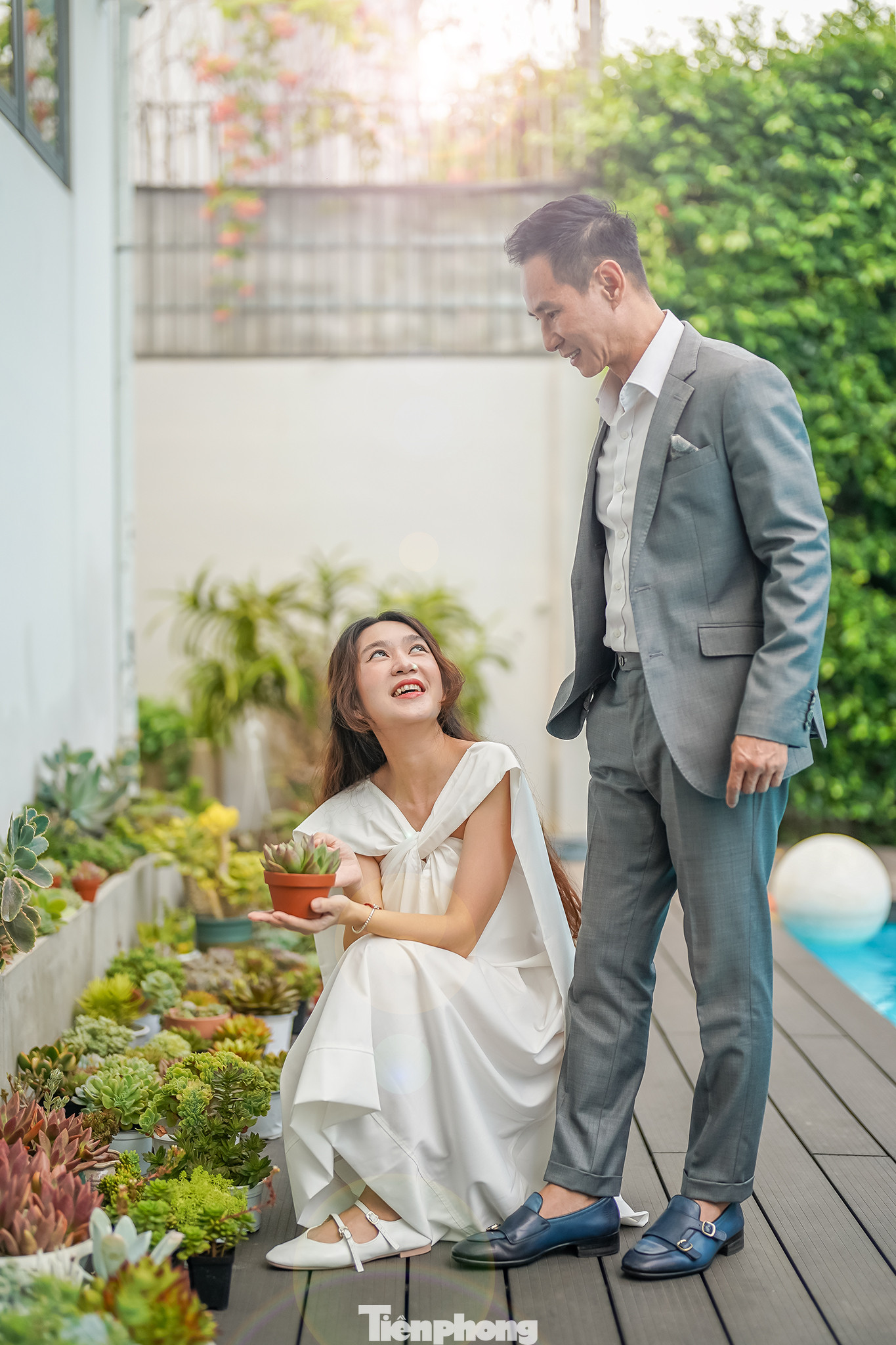 Ngoài bể bơi, Lý Hải và Minh Hà trồng nhiều chậu cây xương rồng và sen đá. Ngoài bể bơi, Lý Hải và Minh Hà trồng nhiều chậu cây xương rồng và sen đá.