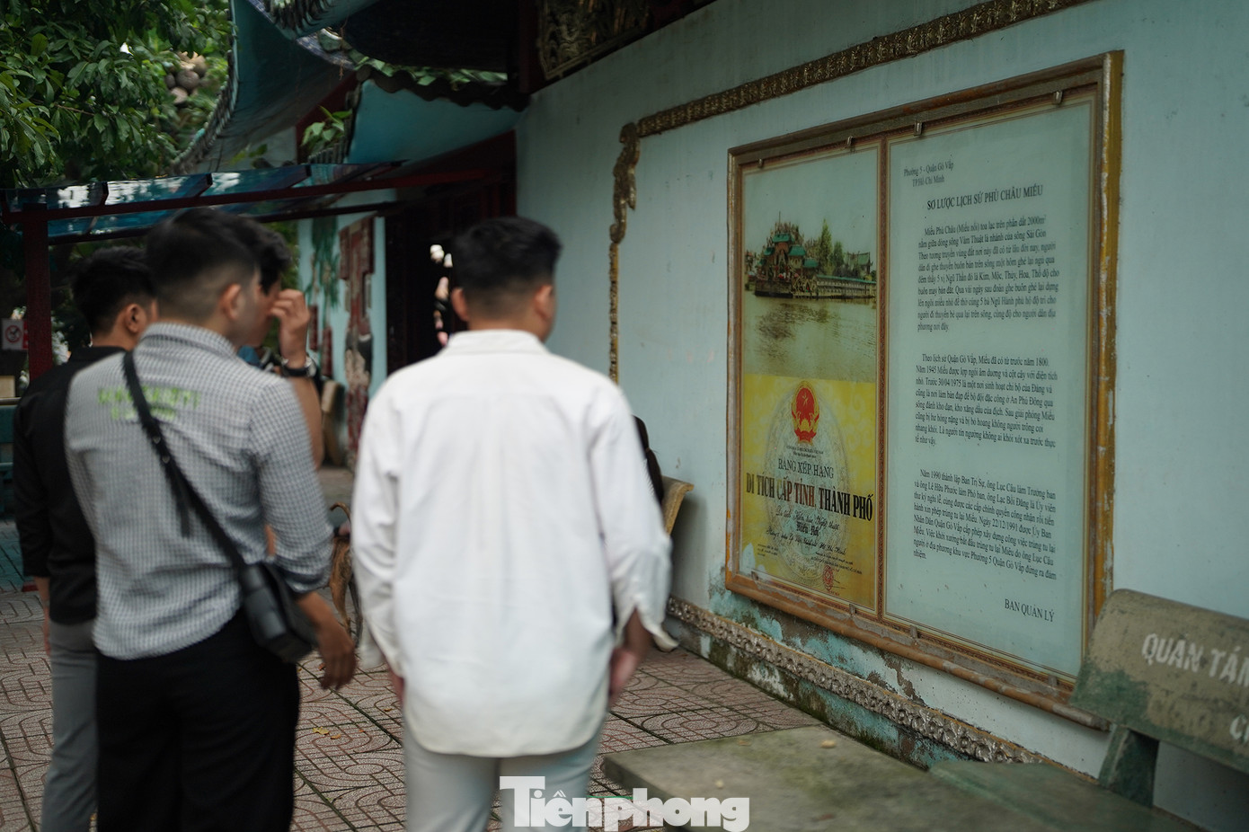 Du khách đang tìm hiểu về ngôi miếu được xếp hạng di tích cấp tỉnh, thành phố.