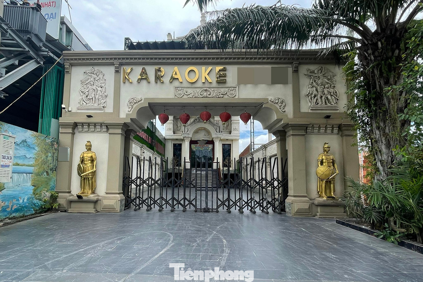 Một cơ sở kinh doanh karaoke khác gần hiện trường cũng đóng cửa vào ban ngày. Một cơ sở kinh doanh karaoke khác gần hiện trường cũng đóng cửa vào ban ngày.