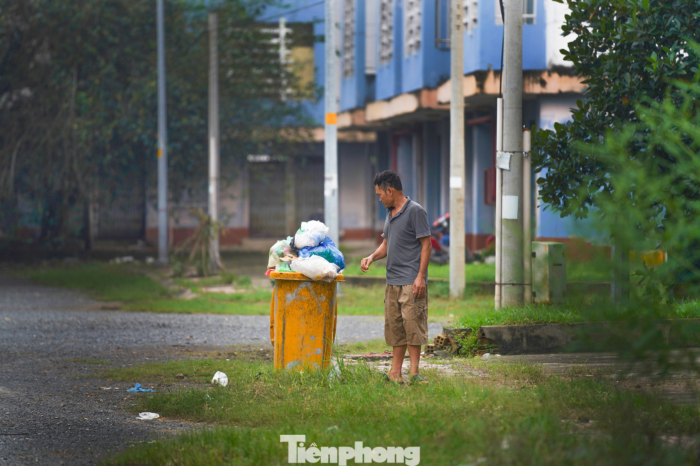 "Mọi người thấy mấy căn ở đây đóng cửa bỏ không chứ thực ra đều có chủ. Nhưng họ không về ở. Có thể họ có nhà chỗ khác, hoặc chỗ làm việc ở quận trung tâm, cách xa khu này nên không về ở.", anh Tâm (tên nhân vật được thay đổi) chia sẻ.