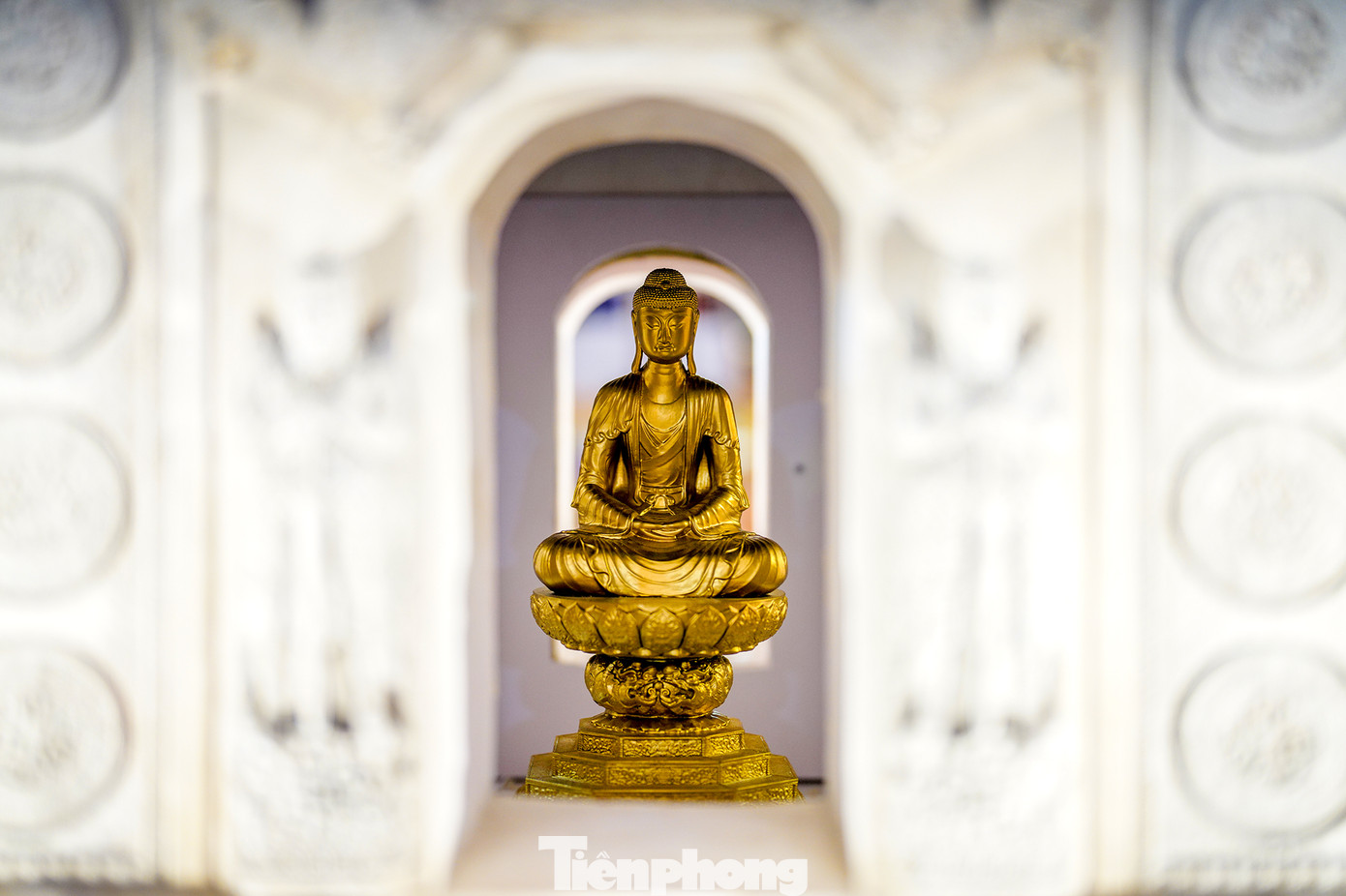 Tháp được vị hoàng đế thứ ba của nhà Lý (Lý Thánh Tông) xây trong những năm 1057-1066 tại chùa Vạn Phúc núi Tiên Du (nay là chùa Phật Tích, huyện Tiên Du, tỉnh Bắc Ninh). Trong lòng tháp đặt “pho tượng mình vàng cao 6 thước". Bốn phía có bát bộ kim cương trấn giữ, bảo hộ Phật pháp. Quanh tháp tụ hội các chim thần Ca Lâng Tân Già, cất tiếng hót từ nơi Cực Lạc. Những điêu khắc rồng, hoa dây thể hiện trình độ tạo tác tuyệt hảo của nghệ nhân, biểu đạt tư duy quảng đại, duy mỹ của cả một thời đại.