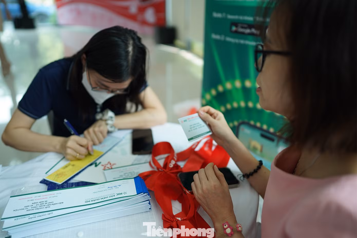 Mỗi người tham gia hiến máu còn được tặng thêm 1 thẻ bảo hiểm xe máy đến từ Công ty Bảo hiểm MIC Bắc Sài Gòn thuộc tổng Công ty cổ phần Bảo hiểm Quân đội (MIC) trị giá 86.000₫/thẻ. Ngoài ra còn được MIC tư vấn miễn phí sản phẩm bảo hiểm MIC Care - Chăm sóc sức khỏe bố, mẹ và con với quyền lợi bảo vệ lên tới 1 tỷ đồng Mỗi người tham gia hiến máu còn được tặng thêm 1 thẻ bảo hiểm xe máy đến từ Công ty Bảo hiểm MIC Bắc Sài Gòn thuộc tổng Công ty cổ phần Bảo hiểm Quân đội (MIC) trị giá 86.000₫/thẻ. Ngoài ra còn được MIC tư vấn miễn phí sản phẩm bảo hiểm MIC Care - Chăm sóc sức khỏe bố, mẹ và con với quyền lợi bảo vệ lên tới 1 tỷ đồng