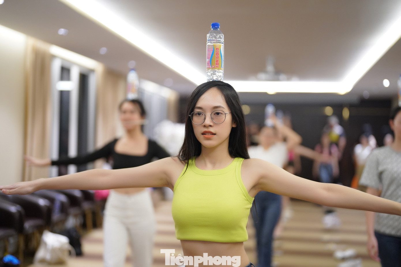 Trong các buổi tập luyện catwalk tại Hoa hậu Việt Nam, Á hậu Trịnh Thùy Linh thường xuyên diện crop top khoe eo thon. Tuy không sở hữu vòng eo bé nhất, nhưng nhờ số đo vòng ba ấn tượng, đường thắt eo của Thùy Linh lộ rõ và nổi bật so với dàn thí sinh.