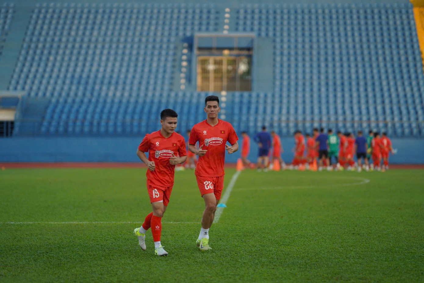 Sau ngày đầu phải ngồi ngoài, Tiến Linh đã trở lại buổi tập của tuyển Việt Nam. Tuy nhiên, anh cho biết mình vẫn cần tập riêng với bác sĩ. Trước đó, Linh gặp chấn thương ở trận cuối cùng tại V.League ngay sát thềm lên tuyển.