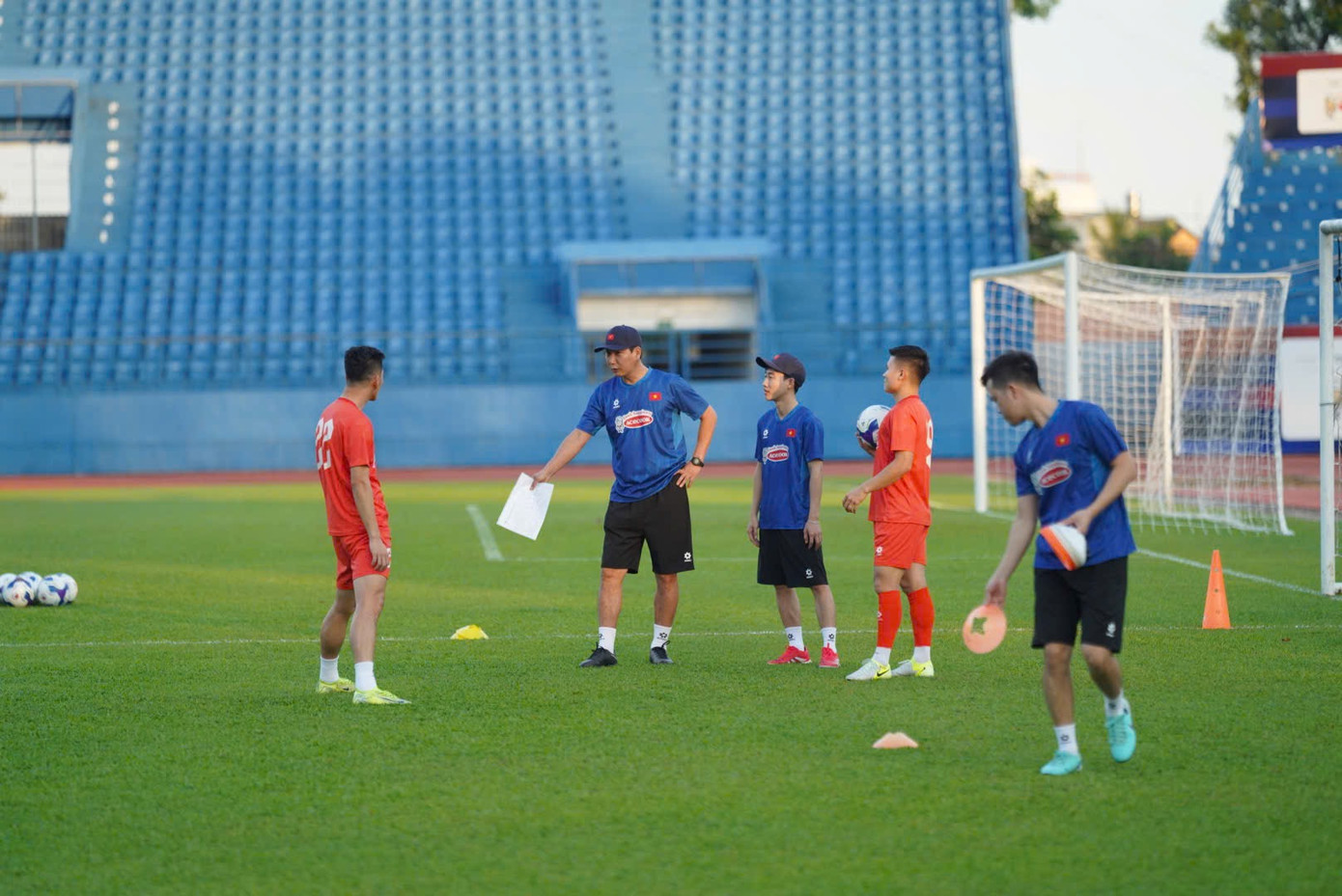 Sau ngày đầu phải ngồi ngoài, Tiến Linh đã trở lại buổi tập của tuyển Việt Nam. Tuy nhiên, anh cho biết mình vẫn cần tập riêng với bác sĩ. Trước đó, Linh gặp chấn thương ở trận cuối cùng tại V.League ngay sát thềm lên tuyển.
