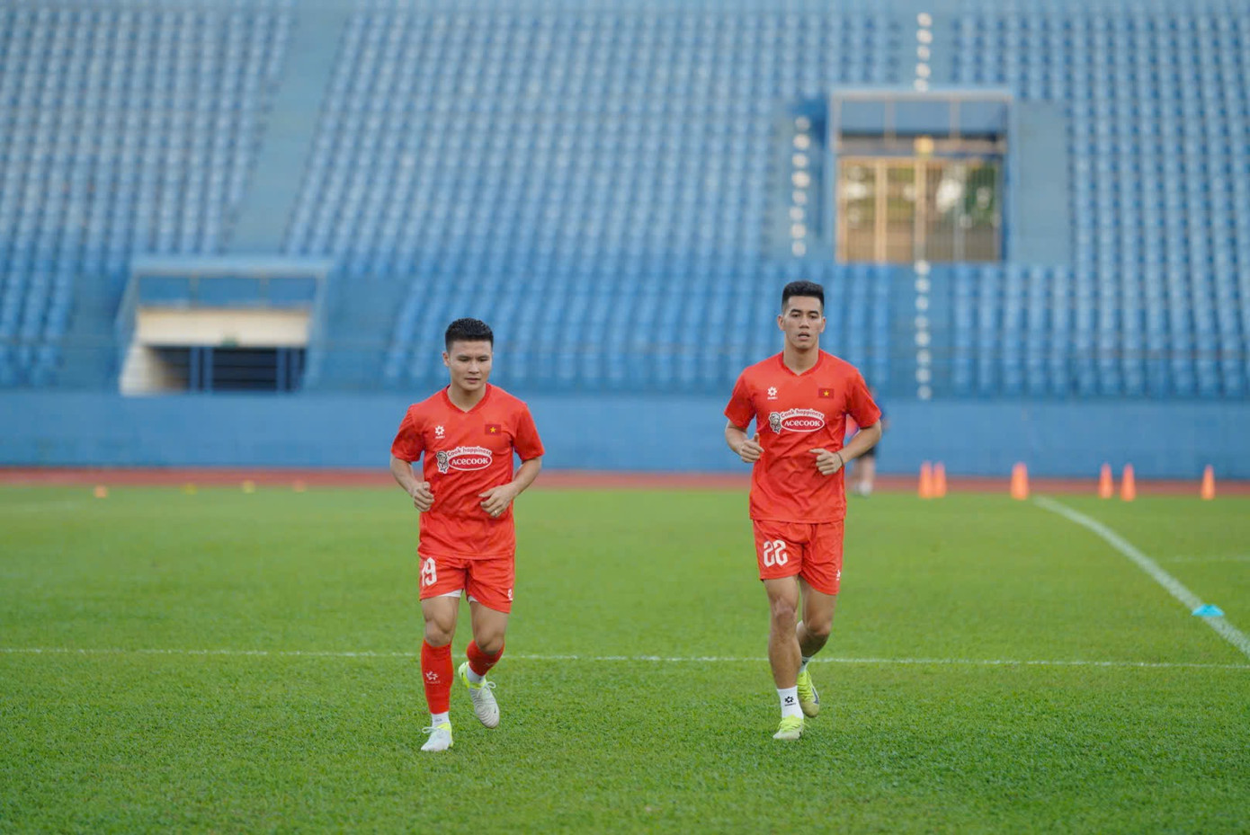 Sau ngày đầu phải ngồi ngoài, Tiến Linh đã trở lại buổi tập của tuyển Việt Nam. Tuy nhiên, anh cho biết mình vẫn cần tập riêng với bác sĩ. Trước đó, Linh gặp chấn thương ở trận cuối cùng tại V.League ngay sát thềm lên tuyển.