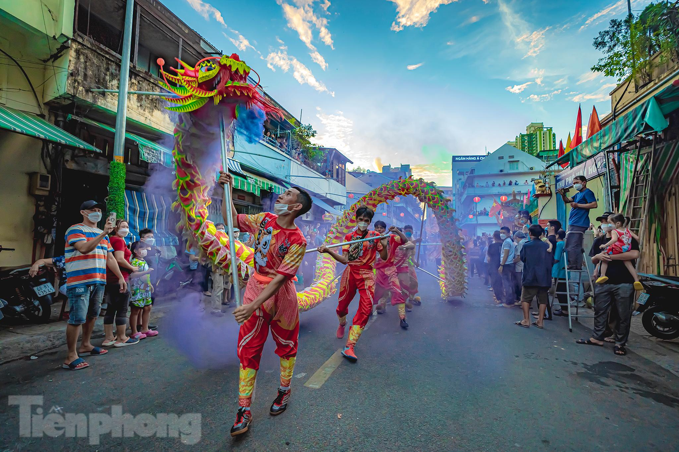 Tết Nguyên Tiêu không chỉ là tết thuần tuý mang thú vui thưởng ngoạn mà còn mang ý nghĩa tâm linh lớn lao. "Nguyên tiêu" có nghĩa là đêm vọng đầu tiên của năm mới. Vào dịp Nguyên Tiêu, người Hoa thường đi chùa, miếu để cầu cho một năm bình an, khỏe mạnh và phát tài phát lộc. Tết Nguyên Tiêu không chỉ là tết thuần tuý mang thú vui thưởng ngoạn mà còn mang ý nghĩa tâm linh lớn lao. "Nguyên tiêu" có nghĩa là đêm vọng đầu tiên của năm mới. Vào dịp Nguyên Tiêu, người Hoa thường đi chùa, miếu để cầu cho một năm bình an, khỏe mạnh và phát tài phát lộc.