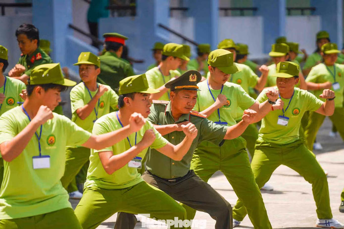 Các chiến sĩ nhí được các chiến sĩ lực lượng công an tỉnh Long An hướng dẫn các thế võ tự vệ cơ bản.
