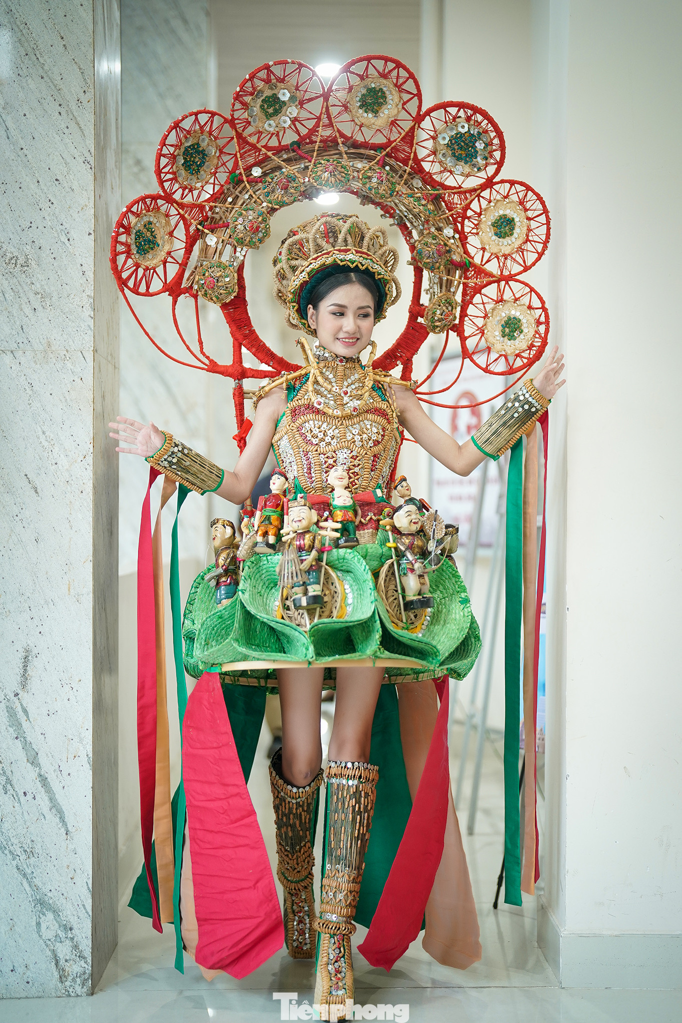 &quot;Giai đoạn đầu cuộc thi, tôi nhập cuộc tốt. Tuy nhiên, vì khí hậu và đồ ăn tại Ai Cập có phần không phù hợp nên ảnh hưởng không nhỏ đến tinh thần tôi. Tôi thường xuyên bị run khi phải tập diễn ngoài trời, dưới cái lạnh và gió lớn ở sa mạc&quot;, Hà chia sẻ tại sự kiện kết nối, giao lưu giữa Doanh nhân Việt Nam với với các nước ASEAN.