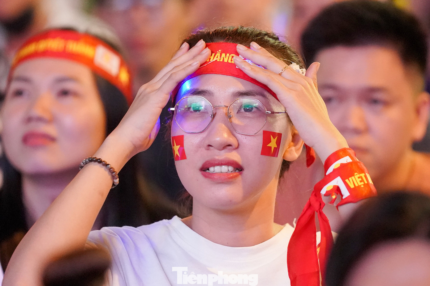 Phút thót tim khi khung thành Văn Lâm bị đe doạ. Phút thót tim khi khung thành Văn Lâm bị đe doạ.