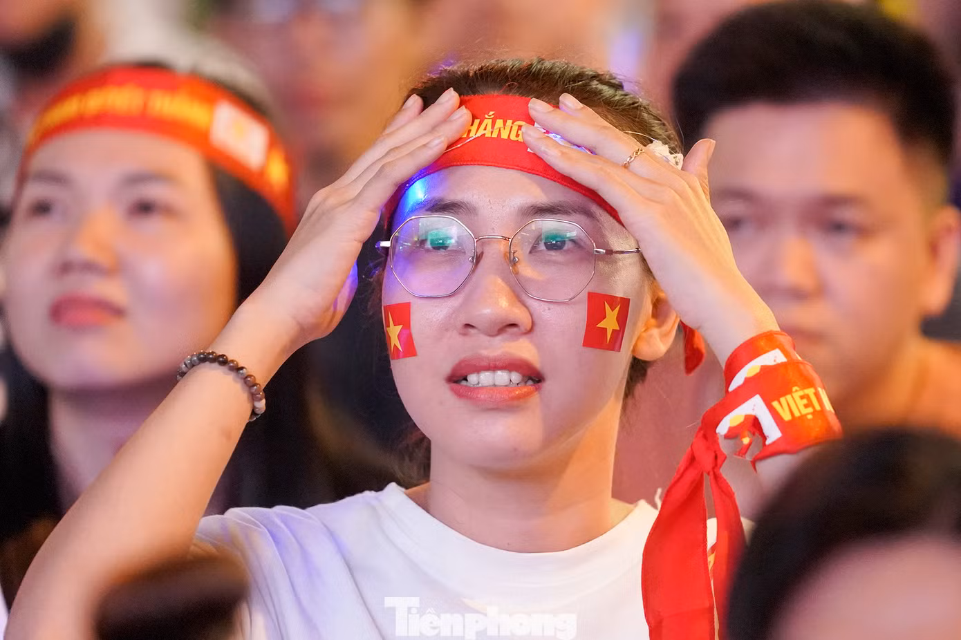 Phút thót tim khi khung thành Văn Lâm bị đe doạ.