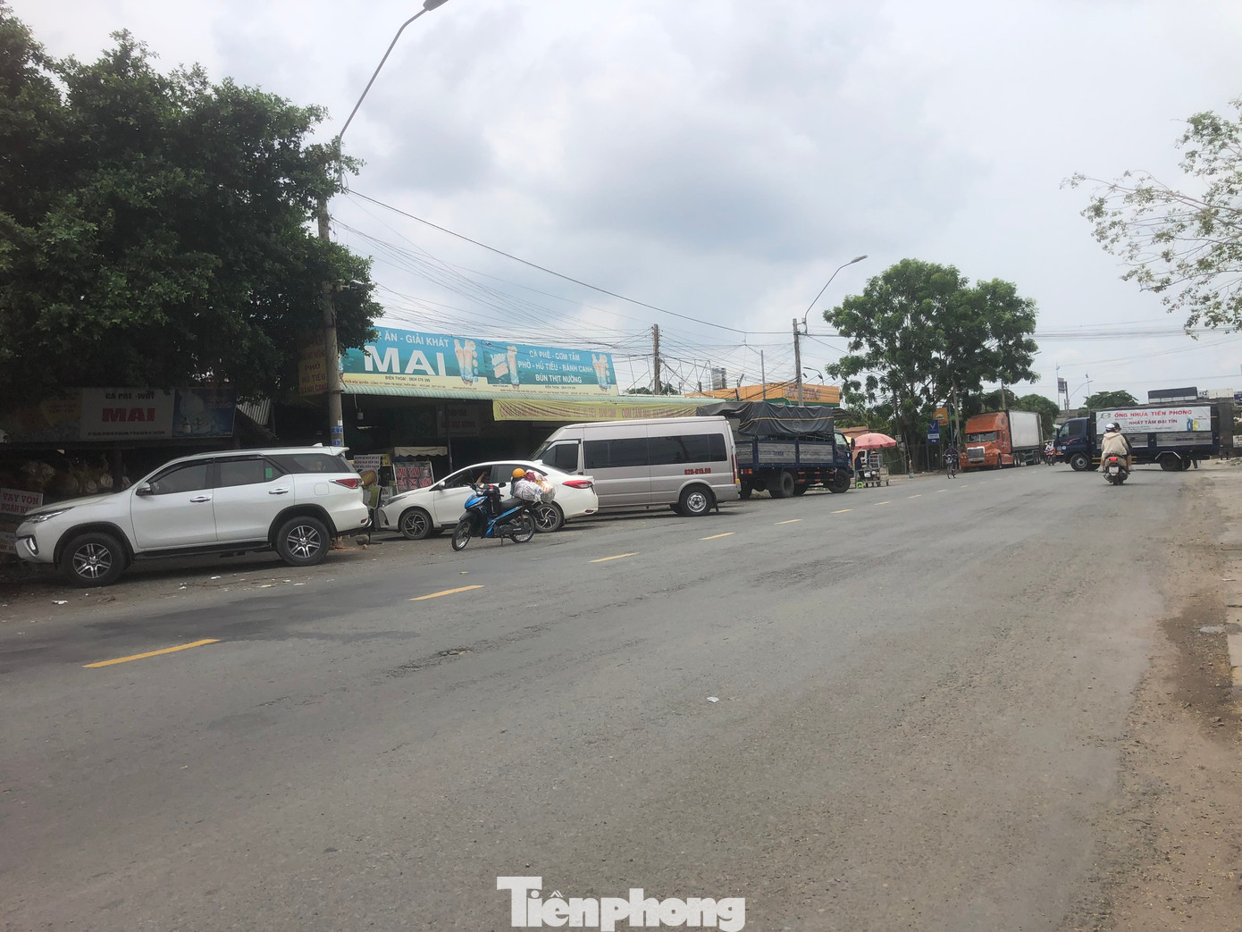 Một số hàng quán bên đường cũng tận dụng làn xe máy để làm nơi đỗ xe cho thực khách.