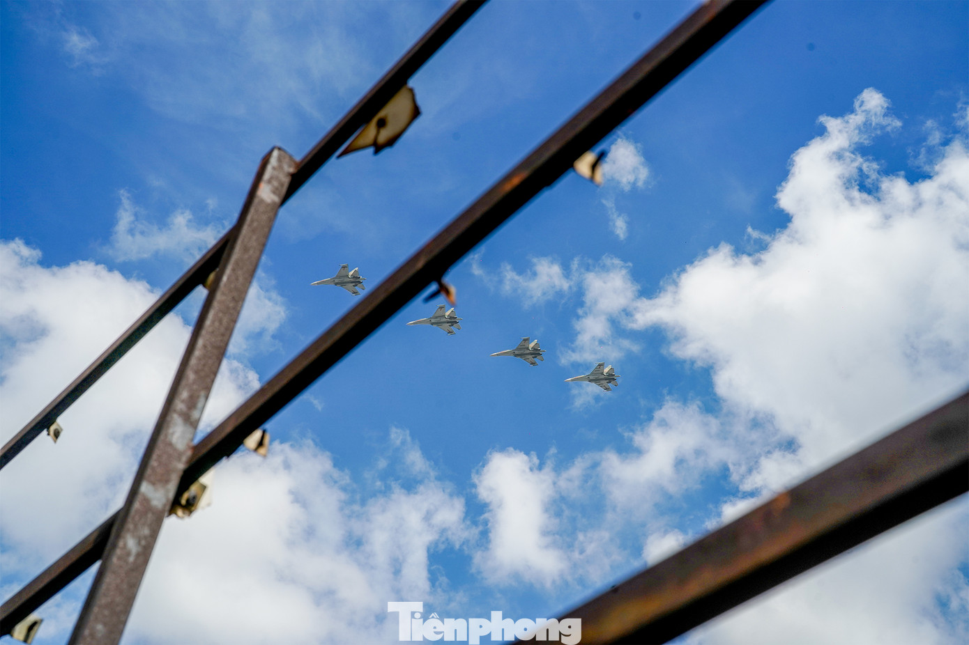 Phi đội Su-30MK2 bay qua khu vực quận 4, vòng hướng qua khu vực Nhà Bè, Cần Giờ, quận 7.