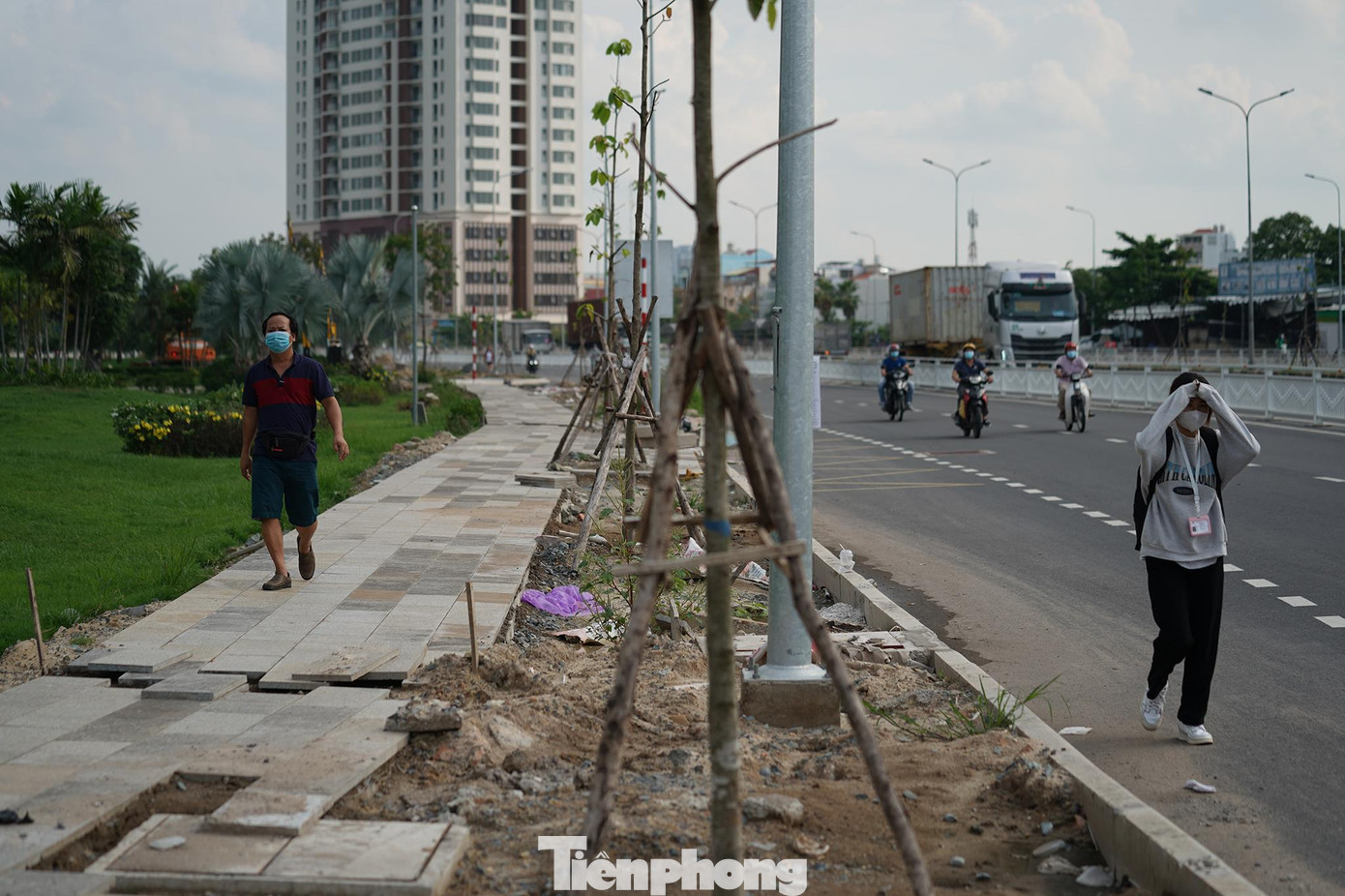 &quot;Tôi luôn mong ngày vỉa hè con đường hoàn thiện để đi lại thoải mái. Ngày trước đường nhỏ mà nhiều xe lớn, việc đi bộ dưới lòng đường rất nguy hiểm&quot;, ông Lê Toàn Quốc (ngụ quận 7) chia sẻ.